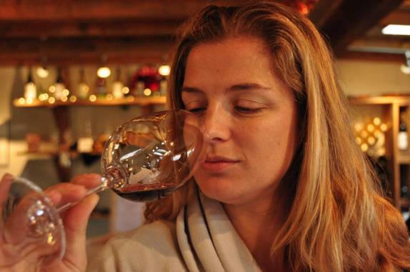 Degustação de vinho tinto no Okanagan Valley, no  sul da British Columbia, no Canadá